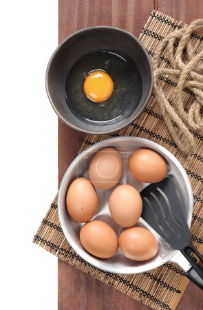 Foto de Vista superior de la cocina Huevos en la superficie de madera - Imagen libre de derechos