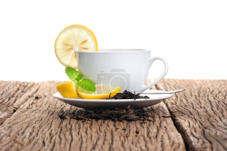 Téléchargez les photos : Vue rapprochée de la tasse avec thé au citron chaud - en image libre de droit