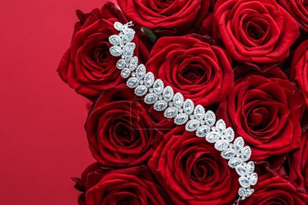Téléchargez les photos : Bracelet en diamant de luxe et bouquet de roses rouges, bijoux cadeau d'amour le jour de la Saint-Valentin et cadeaux de vacances romantiques - en image libre de droit