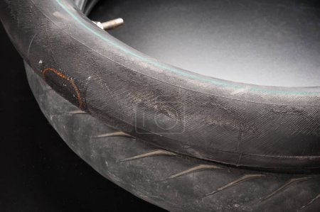Téléchargez les photos : Vieux pneu moto gros plan - en image libre de droit