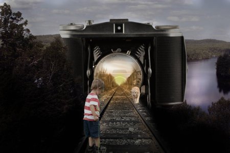 Téléchargez les photos : Petit garçon trouver le chemin de fer - en image libre de droit