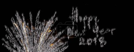 Téléchargez les photos : "feux d'artifice étonnants dans le ciel noir, avec souhaits manuscrits Bonne année 2018, grand spectacle au début de la nouvelle année" - en image libre de droit