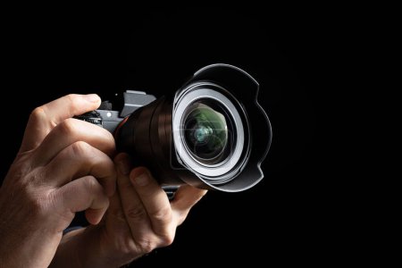Téléchargez les photos : Une caméra sans miroir gros plan - en image libre de droit