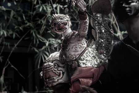 Téléchargez les photos : "Marionnette traditionnelle de Hanuman dans le Ramakien ou le Ramayana Histoire avec des marionnettistes thaïs du Ramayana histoire épique à Baan Silapin (Maison d'artiste) dans klong bang luang marché flottant." - en image libre de droit