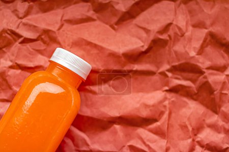 Téléchargez les photos : Fresh grapefruit juice in eco-friendly recyclable plastic bottle and packaging, healthy drink and food product - en image libre de droit