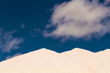 Téléchargez les photos : Salt mountains under blue sky - en image libre de droit