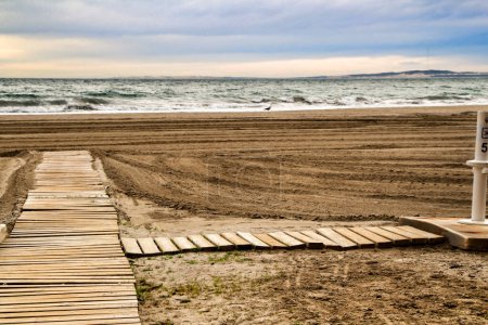Téléchargez les photos : Passerelle en bois vers la plage en Espagne - en image libre de droit