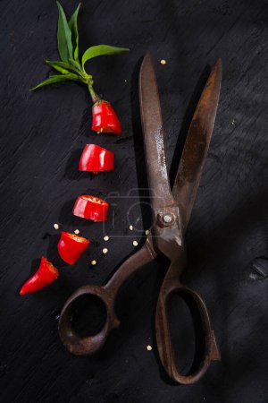 Téléchargez les photos : Vue rapprochée des tranches de poivron rouge et des ciseaux vintage - en image libre de droit
