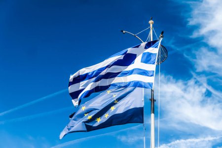 Téléchargez les photos : "Drapeaux de la Grèce et de l'Union européenne sur fond bleu ciel, politique de l'Europe" - en image libre de droit