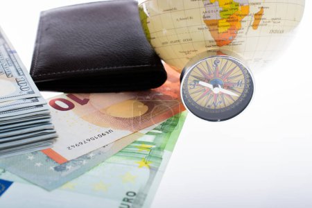 Foto de Brújula, caja, billetera y billetes en euros como concepto de financiación empresarial - Imagen libre de derechos