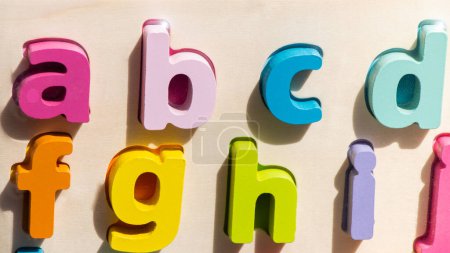 Téléchargez les photos : Alphabet en bois des lettres A, B et C pour le concept d'apprentissage - en image libre de droit