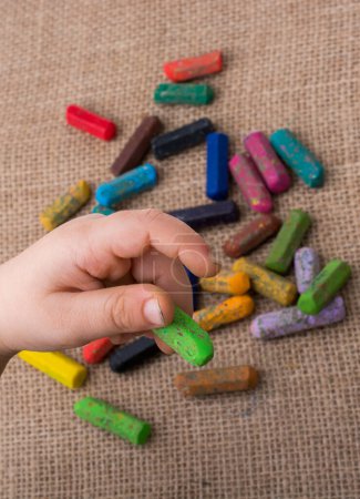Foto de Crayones de colores usados y una mano de niños pequeños - Imagen libre de derechos