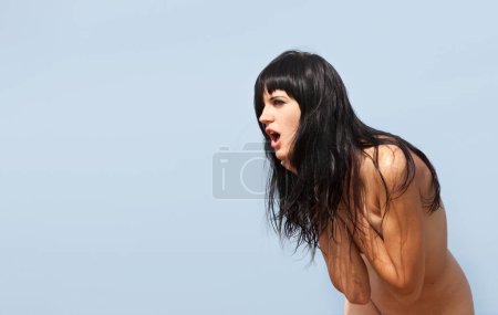 Foto de Emocional chica desnuda contra el cielo azul - Imagen libre de derechos