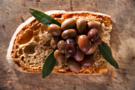 Téléchargez les photos : Pain et olives sur planche de bois - en image libre de droit