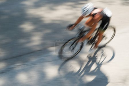 Téléchargez les photos : Vue floue de la personne vélo de course - en image libre de droit