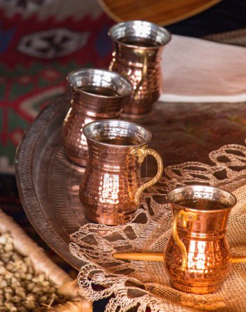 Téléchargez les photos : Tasses en métal fabriquées dans le vieux style ottoman - en image libre de droit