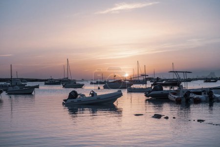 Foto de Puesta de sol en la Estany d Es Peix en Formentera, España - Imagen libre de derechos