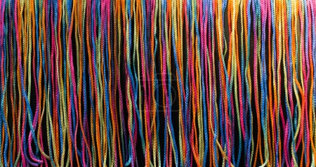 Téléchargez les photos : Beaucoup de cordes tressées colorées exposées - en image libre de droit