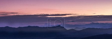 Téléchargez les photos : Paysage de montagnes au coucher du soleil - en image libre de droit