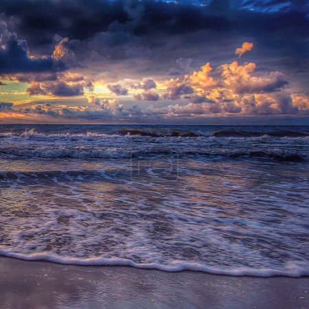 Téléchargez les photos : Plan panoramique du beau ciel couchant sur l'océan - en image libre de droit
