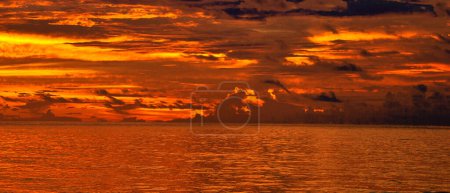 Téléchargez les photos : Plan panoramique du beau ciel couchant sur l'océan - en image libre de droit