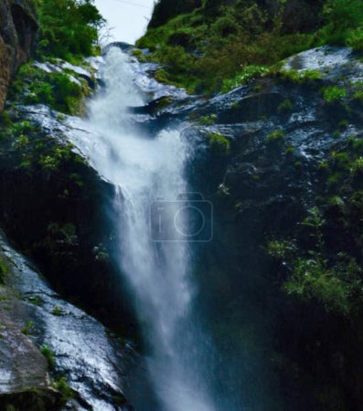 Foto de Vista de hermosa cascada grande - Imagen libre de derechos