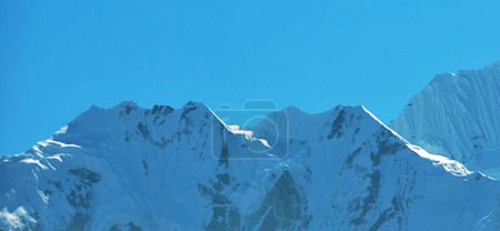 Téléchargez les photos : Paysage de montagnes avec neige au sommet - en image libre de droit