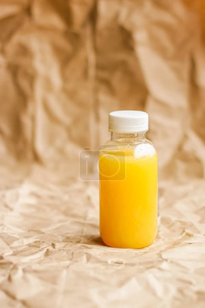 Téléchargez les photos : Jus d'orange frais en bouteille et emballage en plastique recyclable respectueux de l'environnement, boisson saine - en image libre de droit