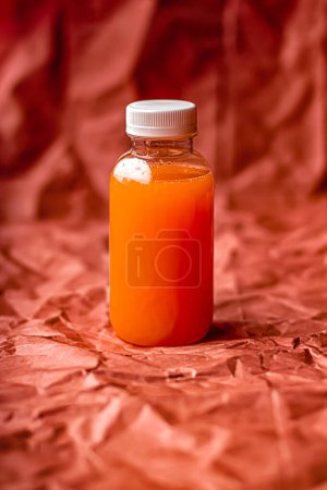 Foto de "Fresh grapefruit juice in eco-friendly recyclable plastic bottle and packaging, healthy drink and food product" - Imagen libre de derechos