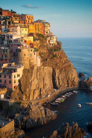 Téléchargez les photos : Vue aérienne de la belle vieille ville italienne sur la côte rocheuse - en image libre de droit