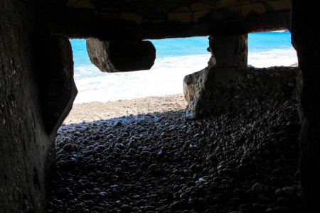 Foto de Interior de un búnker de la Guerra Civil en la playa de Cap Negret - Imagen libre de derechos
