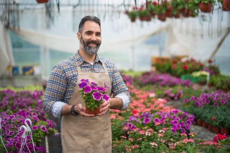 Téléchargez les photos : Homme engagé dans les affaires de fleuriste - en image libre de droit