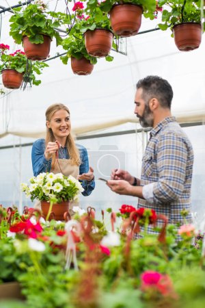 Téléchargez les photos : Couple engagé dans des affaires de fleuriste - en image libre de droit
