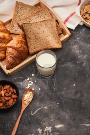 Foto de "Desayuno con tostadas y croissant. leche en una botella de vidrio. Buen comienzo del día. Buenos días.
" - Imagen libre de derechos