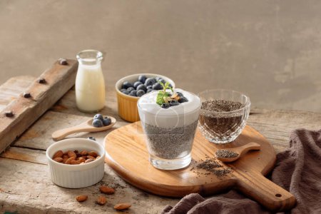 Foto de "Budín de chía con bayas y leche, postre dulce nutritivo, concepto de superalimento saludable para el desayuno
" - Imagen libre de derechos