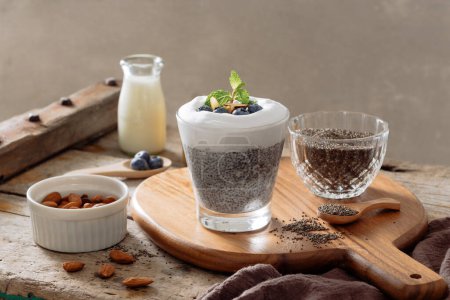 Foto de "Budín de chía con bayas y leche, postre dulce nutritivo, concepto de superalimento saludable para el desayuno
" - Imagen libre de derechos