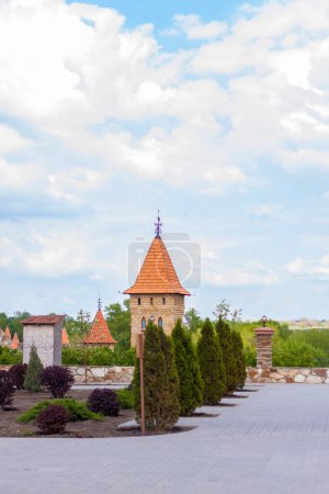 Téléchargez les photos : "2021-05-07 La Russie. Kamensk-Chakhtinsky, région de Rostov. Beaux bâtiments en forme de châteaux. et bâtiments anciens." - en image libre de droit