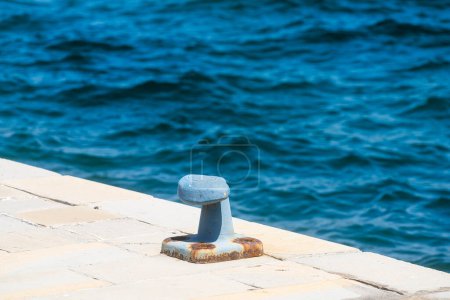 Téléchargez les photos : La borne sur la jetée, mer o n fond - en image libre de droit