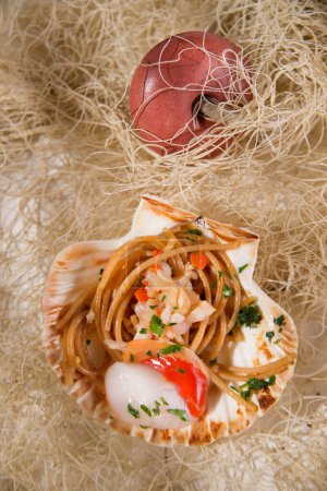 Foto de Espaguetis con vieiras en el fondo, de cerca - Imagen libre de derechos