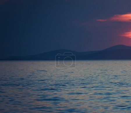Téléchargez les photos : Coucher de soleil sur un magnifique paysage marin en Croatie - en image libre de droit