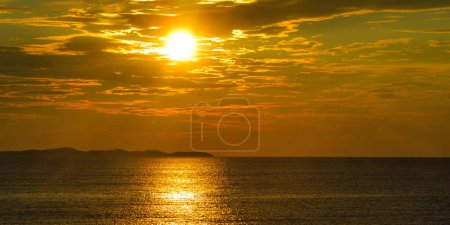 Foto de Puesta de sol sobre hermosos paisajes marinos en Croacia - Imagen libre de derechos