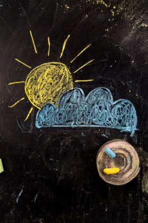 Téléchargez les photos : Icônes météo crayonné sur tableau noir - en image libre de droit