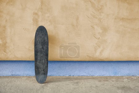 Foto de Skateboard en la pared vacía del edificio - Imagen libre de derechos
