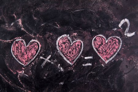 Téléchargez les photos : Calcul de l'amour sur fond sombre, coeurs roses et flèches - en image libre de droit