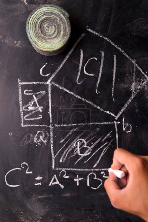 Téléchargez les photos : Calculs mathématiques sur tableau noir - en image libre de droit