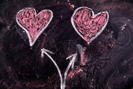 Téléchargez les photos : Calcul de l'amour sur fond sombre - en image libre de droit