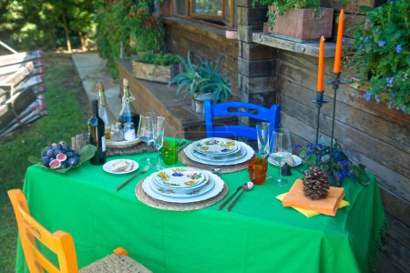 Téléchargez les photos : Belle table à manger extérieure - en image libre de droit