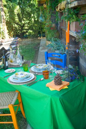 Foto de Hermosa mesa de comedor al aire libre - Imagen libre de derechos