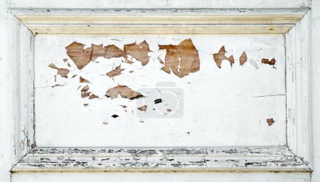 Téléchargez les photos : Peintures blanches fissures et pelures loin pour révéler le bois sous - en image libre de droit