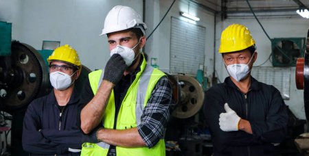 Téléchargez les photos : Travailleurs masculins masqués empêchant COVID 19 - en image libre de droit
